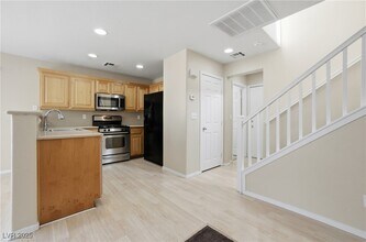 8208 W Wildwood Glen Dr in Las Vegas, NV - Building Photo - Building Photo