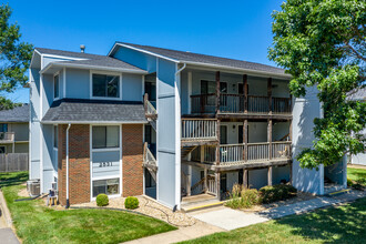 Brookfield Village Apartments in Topeka, KS - Foto de edificio - Building Photo