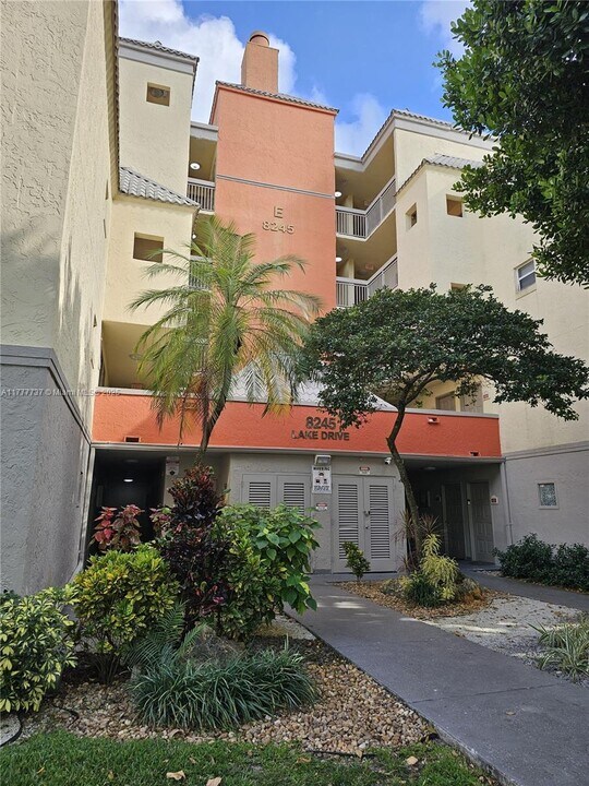 8245 Lake Dr in Doral, FL - Building Photo