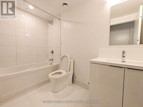 238 Simcoe St in Toronto, ON - Building Photo - Building Photo