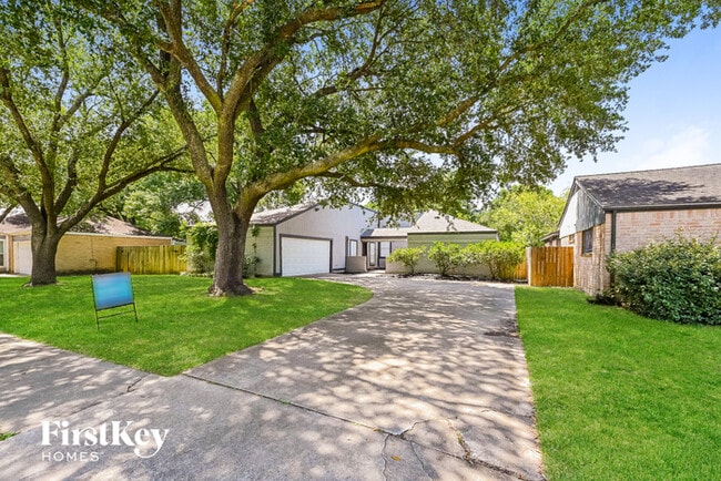 15827 Pine Mountain Dr