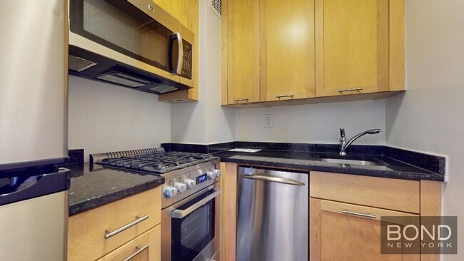 236 E 36th St in New York, NY - Building Photo - Building Photo