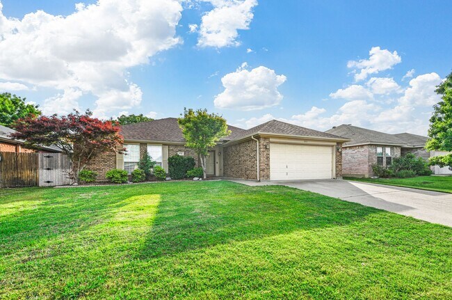 951 Aaron Dr in Burleson, TX - Building Photo - Building Photo