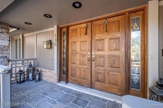 135 W Hickory Grove Rd in Bloomfield Hills, MI - Building Photo - Building Photo