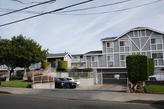Monterey Terrace Apartments in Hawthorne, CA - Foto de edificio - Building Photo