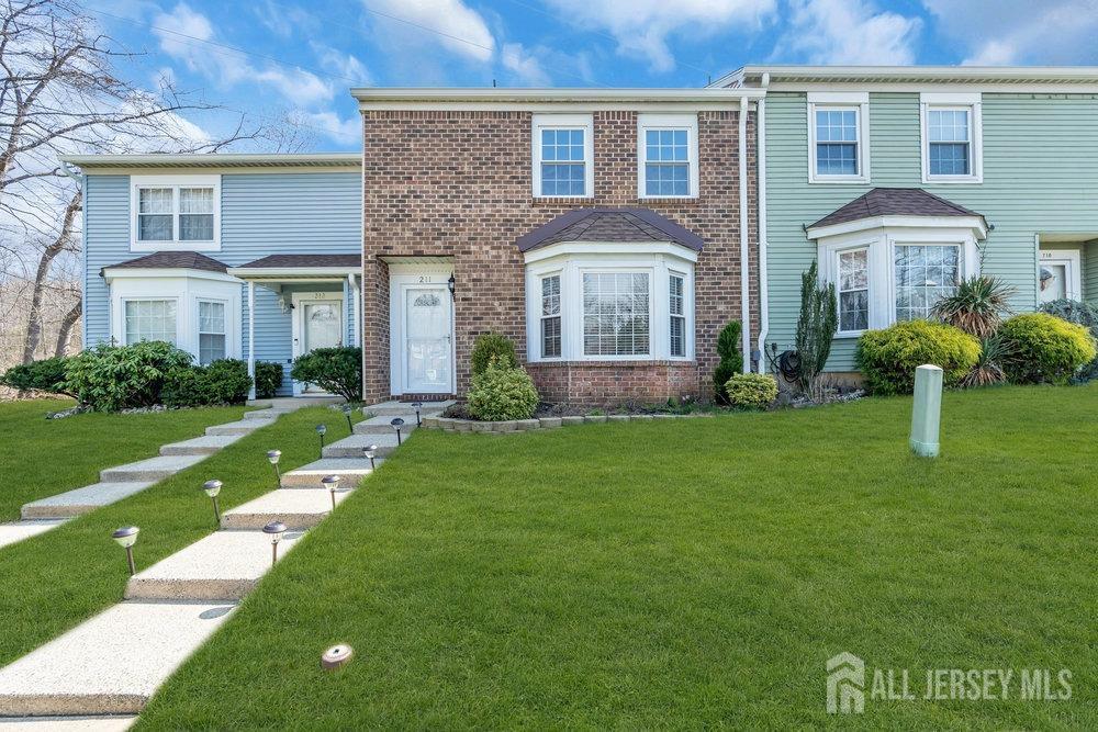 211 Yorkshire Court in Old Bridge, NJ - Foto de edificio