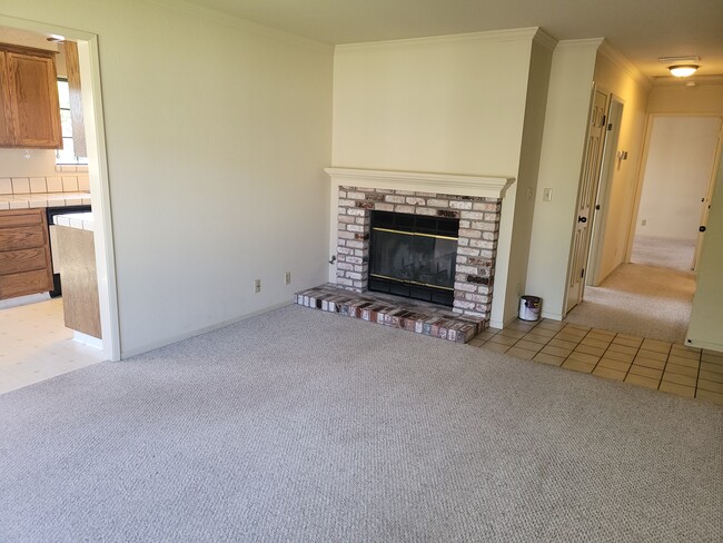1058 Padre Dr, Unit 3 in Salinas, CA - Foto de edificio - Building Photo