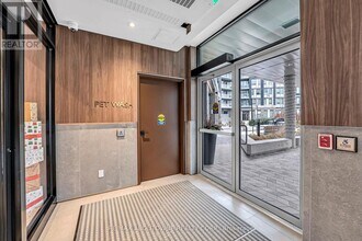 2501 Saw Whet Blvd. in Oakville, ON - Building Photo - Building Photo