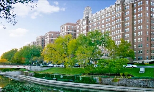 Locarno in Kansas City, MO - Foto de edificio - Building Photo