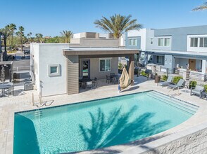 Town Surprise in Surprise, AZ - Foto de edificio - Building Photo