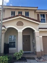 256 Riverwalk Cir in Sunrise, FL - Building Photo