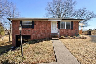 500 Wesley Rd in Lenoir City, TN - Building Photo