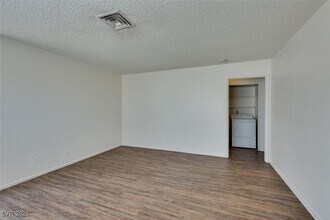 7115 Kenwood St in Las Vegas, NV - Building Photo - Building Photo