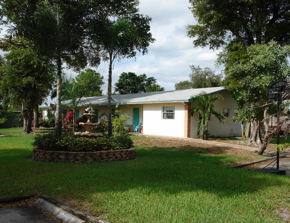 4661-4671 SW 65th Way in Fort Lauderdale, FL - Building Photo
