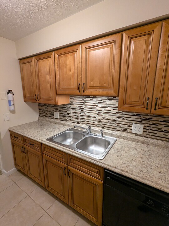 2207 Spring Park Rd, Unit 10 in Jacksonville, FL - Building Photo