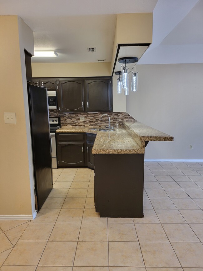 2401 S Jackson Rd in Pharr, TX - Foto de edificio - Building Photo