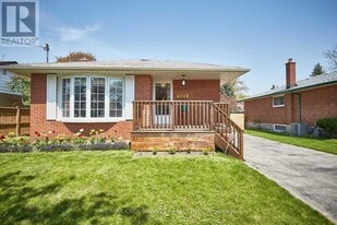 904 Crocus Crescent in Whitby, ON - Building Photo