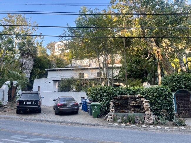 2366 Nichols Canyon Rd in Los Angeles, CA - Building Photo - Building Photo