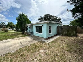 10548 112th Ave in Largo, FL - Foto de edificio - Building Photo