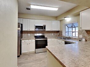 5402 Sweetwind Ln in Spring, TX - Foto de edificio - Building Photo