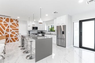 21230 NE 25th Ct in Miami, FL - Foto de edificio - Building Photo
