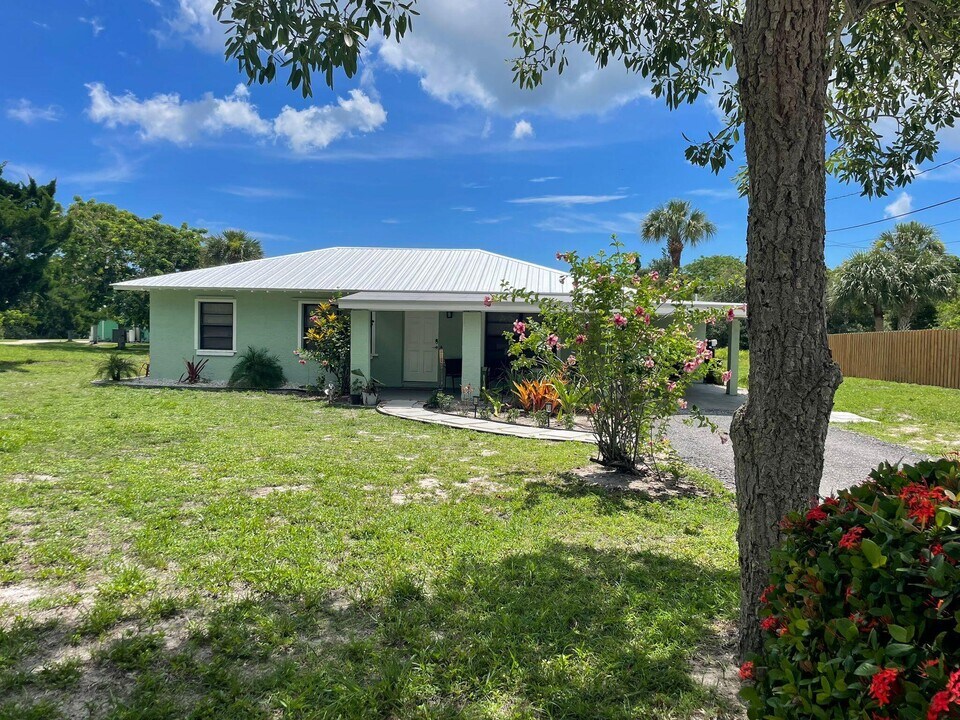 4815 NE Savannah Rd in Jensen Beach, FL - Building Photo