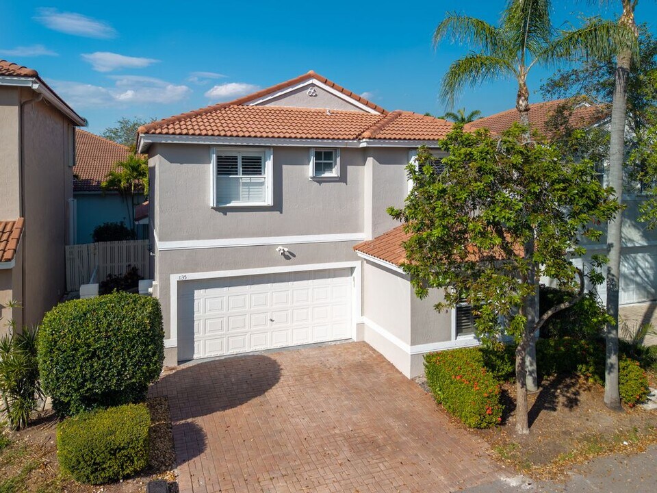 1135 Oysterwood St in Hollywood, FL - Building Photo