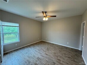 1312 W Sucre Dr, Unit 4 in Edinburg, TX - Foto de edificio - Building Photo