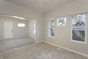 6827 SE Mitchell Ct in Portland, OR - Building Photo