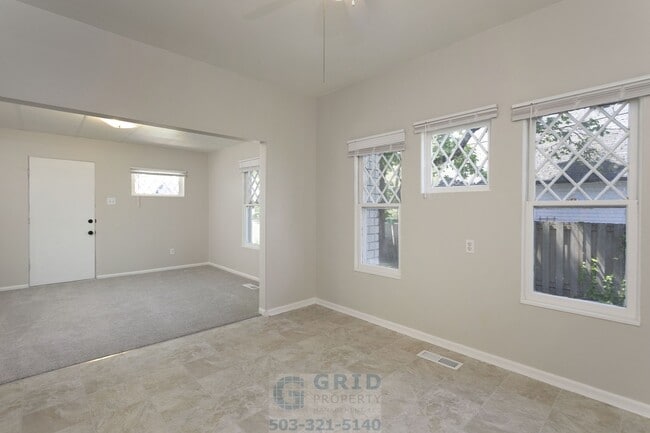 6827 SE Mitchell Ct in Portland, OR - Building Photo - Building Photo