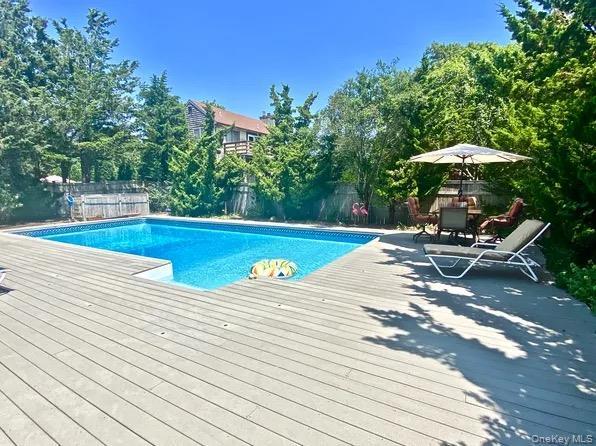 16 Osceola Ln in Southampton, NY - Building Photo - Building Photo