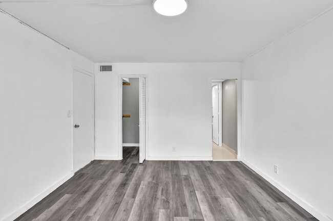 5100 SW 64th Ave in Davie, FL - Foto de edificio - Building Photo