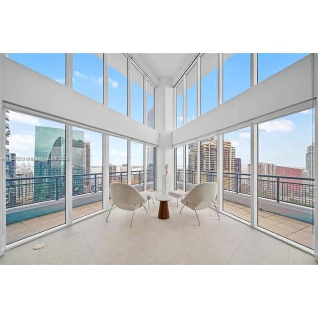 60 SW 13th St in Miami, FL - Building Photo - Building Photo