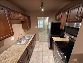 551 Terminal Loop Rd in McQueeney, TX - Foto de edificio - Building Photo