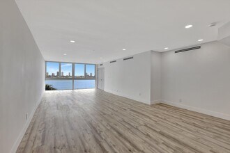 301 Lake Shore Dr in Lake Park, FL - Building Photo - Building Photo