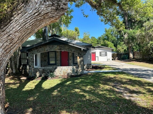 221 N Julia Ave