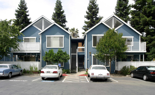 Towne Center Apartments in Martinez, CA - Foto de edificio - Building Photo