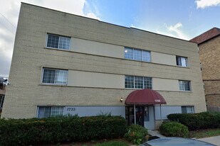 1733 N Cambridge Ave, Unit 108 in Milwaukee, WI - Building Photo
