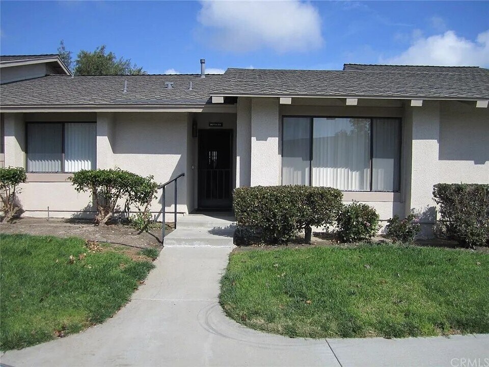 8877 Tulare Dr in Huntington Beach, CA - Building Photo