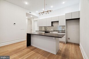 1822 Chestnut St in Philadelphia, PA - Building Photo