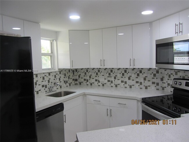 8343 Lake Dr in Doral, FL - Building Photo - Building Photo
