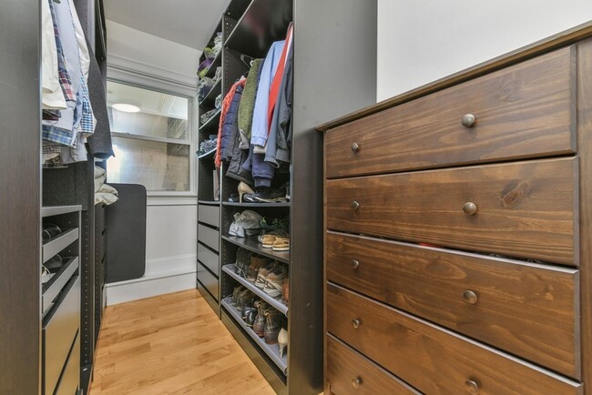 714 E 5th St, Unit 1 in Boston, MA - Foto de edificio - Building Photo