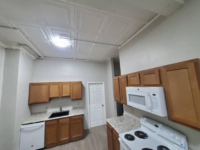 552 Larimer Ave, Unit #1 in Turtle Creek, PA - Foto de edificio - Building Photo