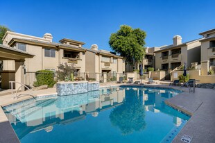 1880 E Morten Ave, Unit 121 in Phoenix, AZ - Building Photo