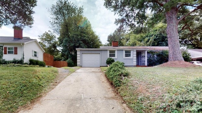 1136 E Woodlawn Rd in Charlotte, NC - Building Photo - Building Photo