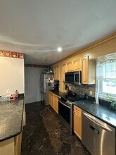 73 Almont St, Unit 2 in Medford, MA - Foto de edificio - Building Photo