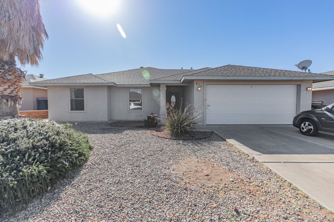 824 Arroyo Seco in Alamogordo, NM - Building Photo