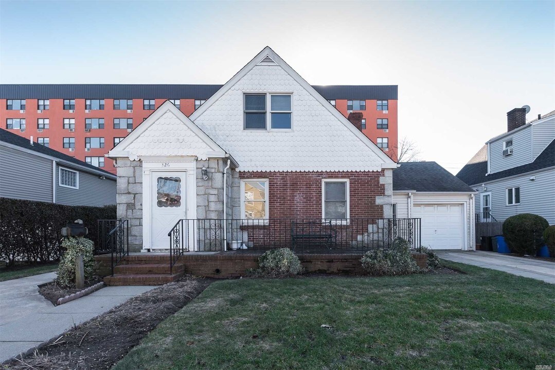 326 E Penn St-Unit -1st Fl in Long Beach, NY - Building Photo