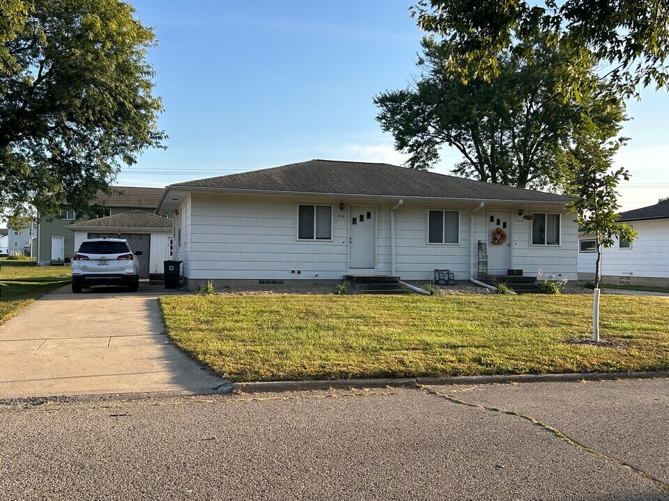 1516 Starview Dr in Cedar Falls, IA - Foto de edificio