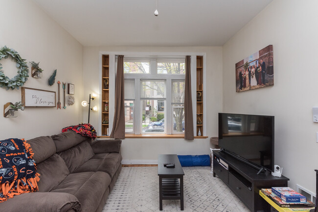 2702 W Thomas St in Chicago, IL - Building Photo - Building Photo